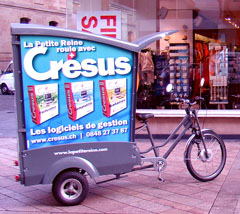 Un cargocycle décoré par Crésus dans les rues de Genève